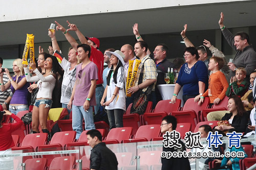 2028sports- 卡利亚里主场氛围火爆，球迷助威声震全场